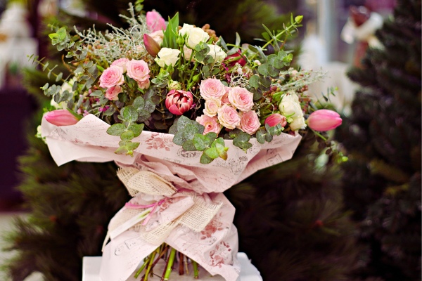 bouquet fait maison avec differentes fleurs