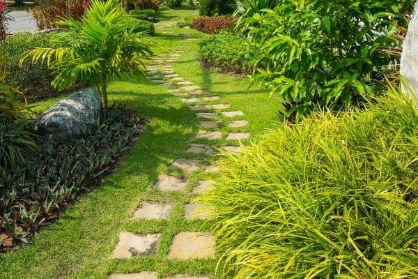 passage de jardin en pierre naturelle