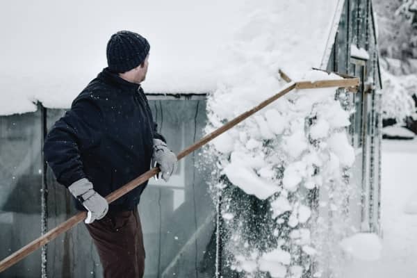 serre de jardin recouverte de neige