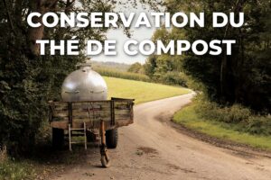 conservation du thé de compost : tonne à eau sur une remorque au bord d'un chemin