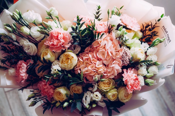 un bouquet de fleurs sur une table en bois